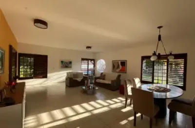 Casa com 4/4 suítes, para você morar perto da lagoa. a 15 minutos de maceió.