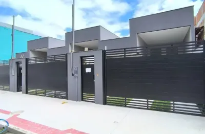 Linda casa de 3 quartos linear com fino acabamento e área gourmet integrada