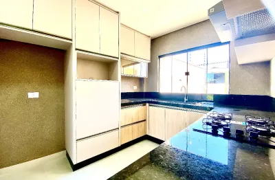 Casa assobradada com 3 quartos sendo 1 suíte, cozinha com armários e cooktop