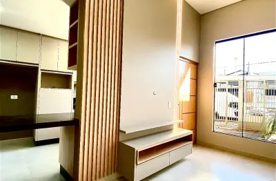 Casa assobradada com 3 quartos sendo 1 suíte, cozinha com armários e cooktop