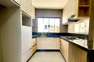 Casa assobradada com 3 quartos sendo 1 suíte, cozinha com armários e cooktop