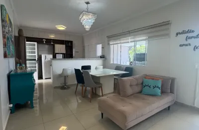 Casa térrea com 3 dormitórios, no estilo porteira fechada em condomínio