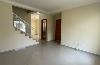 Sobrado amplo em condomínio fechado a 5 minutos do parque ecológico