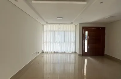 Sobrado amplo com 3 dormitórios no Jardim Montreal Residence