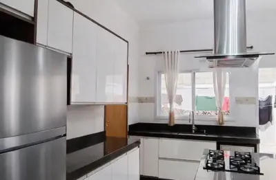 Amplo sobrado no condomínio Jardim Montreal com porteira fechada