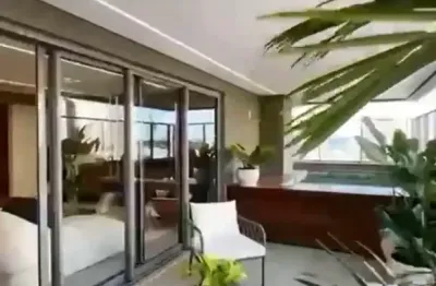 Mansão suspensa com piscina e churrasqueira a carvão na varanda