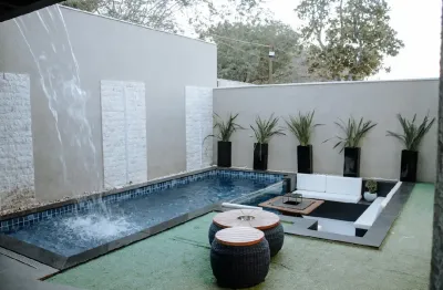 Oportunidade: casa duplex, 3 suítes, quintal, 3 vagas de garagem, em condomínio clube, perto da av t-9