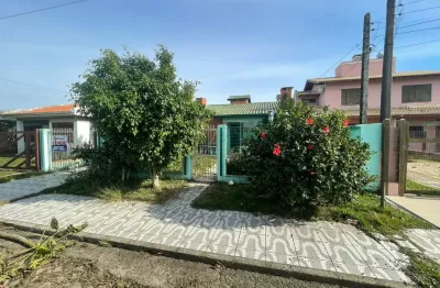 Casa localizada em capão novo proximo aos comercios