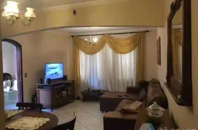 Sobrado 246m² à venda, 5 quartos sendo 2 suítes, 5 banheiros, 4 vagas, com churrasqueira e quintal.