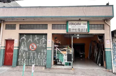 Excelente oportunidade para investimento ou moradia! imóvel composto por 1 ponto comercial na frente, 2 vagas de garagem e 6 casas independentes nos fundos, ideal para quem busca renda mensal com loca