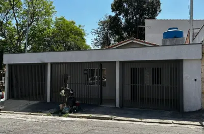Casa térrea completa, com 2 vagas de garagem, 2 quartos amplos, cozinha espaçosa, sala arejada e área de lavanderia coberta, além de um quartinho ideal para guardar as bagunças do dia a dia. localizaç