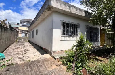 Conheça o terreno de 500², com uma casa construída com 6 cômodos e garagem para até 8 carros.
