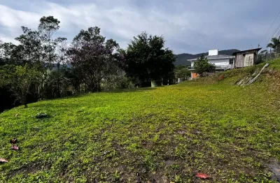Terreno urbano com 807 m2, situado em local tranquilo de rua sem saída em contato com a natureza.