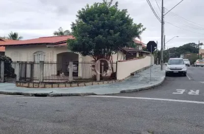 Casa semimobiliada de esquina no bairro saguaçu em joinville/sc.