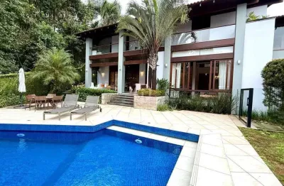 Casa totalmente mobiliada em condomínio fechado no bairro Glória em Joinville/SC.