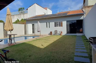 Linda casa pequena com  piscina aquecida, totalmente arborizada, linda vista e sol