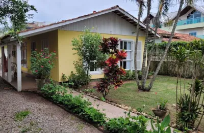 Casa com 3 quartos à venda na travessa das flores, 89, campeche, florianópolis, 169 m2 por r$ 1.500.000