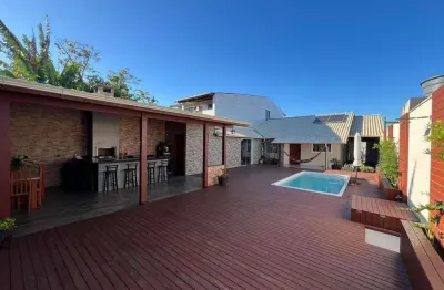 Casa térrea com piscina, energia solar e área gourmet em forquilhinhas