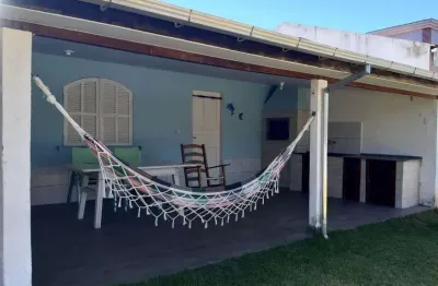 Terreno com duas casas próximo à praia na praia do meio palhoça