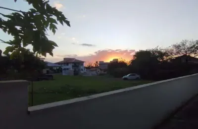 Amplo apartamento com 3 dormitórios (1 suíte) e área externa privativa no campeche!