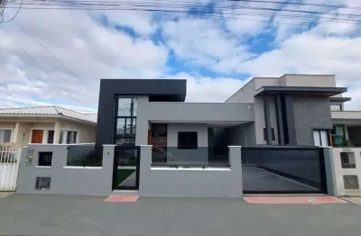 Casa com 3 dormitórios sendo uma suíte, com piscina.,