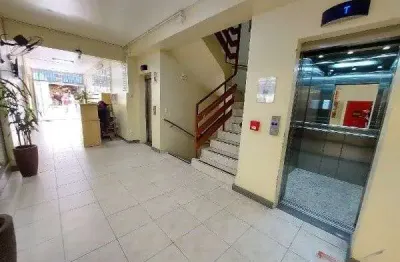 Sala comercial com 64,24 m² privativos, localizada no Centro de Florianópolis.