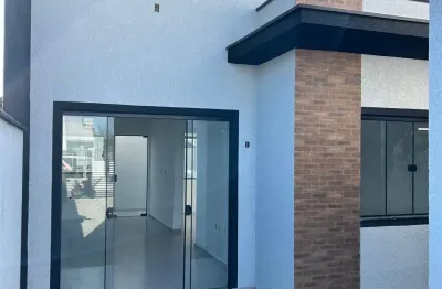 Casa com 2 quartos e vaga p/ 2 carros a 1200m da praia do grant
