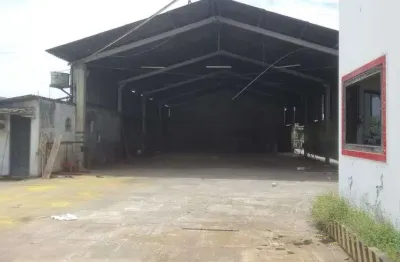 Área comercial de 3.600 m2 pavimentada, contém galpão de 300m2, prédio 02 pavimentos com 08 salas