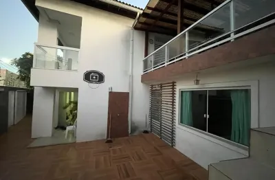Vendo excelente casa no centro de lauro de freitas, em rua sem saída, próximo a delegacia de polícia, todo comércio de lauro em volta da residência, escolas, clínicas,
