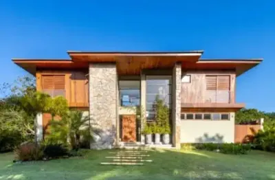 Casa fenomenal do condomínio praia bella em praia do forte. localizado a 600m da praia a casa situada em alameda,