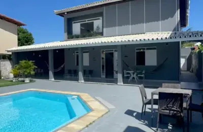 Super casa no centro de Lauro de Freitas, em frente ao Hospital Aeroporto.  São 4 quartos, sendo 3 suítes, reformada  e dependência com piscina privativa