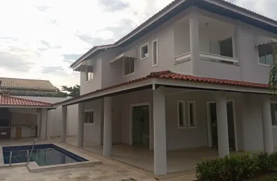 Casa em condomínio fechado com 4 suítes, piscina privativa e espaço gourmet