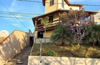 Excelente casa de 03 quartos sendo uma suíte a venda no condomínio nova gramado em juiz de fora