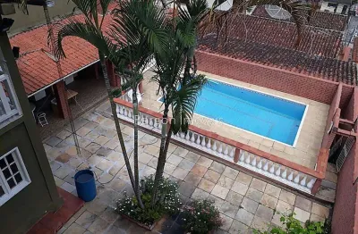 Excelente casa de 6 quartos sendo 2 suítes no bairro vale do ipê em juiz de fora