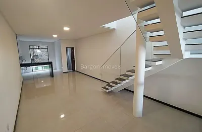 Maravilhosa casa duplex com 3 quartos sendo 1 suíte a venda no bairro aeroporto em juiz de fora