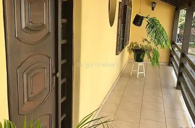 Casa triplex com 6 quartos sendo 1 suíte a venda no centro de juiz de fora