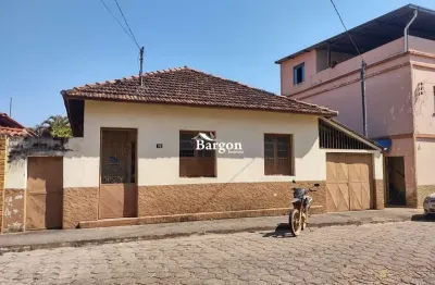 Casa com 4 quartos sendo 1 suíte a venda no centro de lima duarte