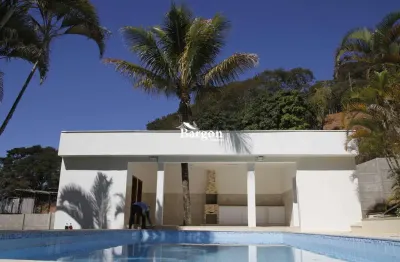 Casa linear com 4 quartos sendo 2 suítes à venda no condomínio parque jardim da serra em juiz de fora