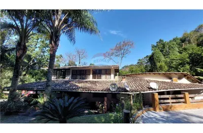 Casa aconchegante à venda no camorim, colada ao parque estadual da pedra branca.