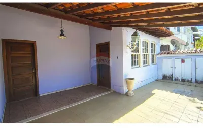 Casa à venda com 211m2, 3 quartos, por r$ 435.000, em rua fechada, na taquara