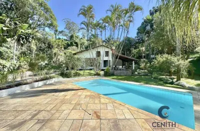 Linda casa com suítes + loft hóspedes e piscina no algarve por r$ 1.950 mil