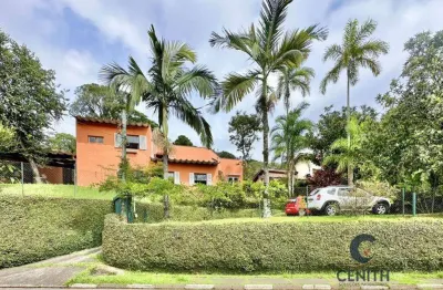 Linda casa com jardim frutífero e amplos espaços integrados! à venda, 218m²
