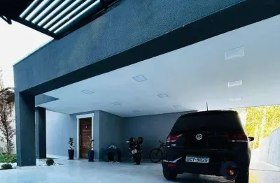 Lindo imóvel com piscina, churrasqueira, suítes, muito verde! 250 m²