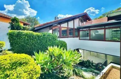 Maravilhosa casa envidraçada, com planejados, muito verde! 345 m²