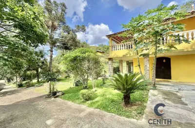 Cond. jardim colibri - rústica, avarandada, c/ 3 dorms, quintal e jardim!