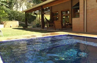 Casa estilo rustic0 com 3 suítes, sauna, piscina, churrasqueira, armários!