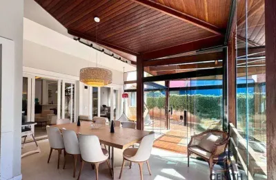 Maravilhosa casa com 4 dormitórios/2 suítes, piscina, hidro à venda, 444 m²