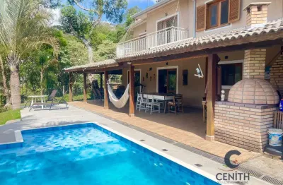 Linda casa com 3 dorms/1sts, piscina, churrasqueira! 300 m²