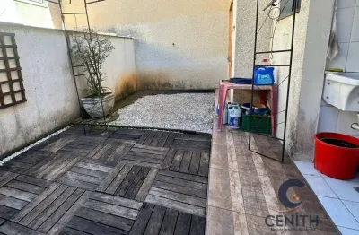Casa térrea em condomínio com 2 dormitórios, quintal aberto!