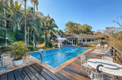 Casa térrea em estilo chácara, completamente privativa e imersa em natureza